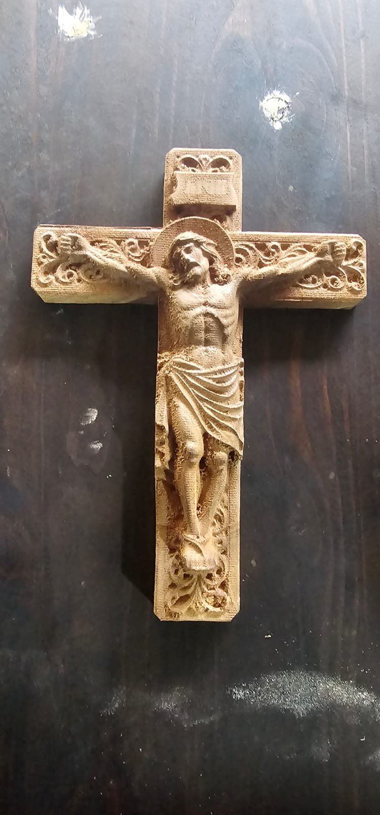 Cruz con Cristo tallada en relieve 3D en madera
