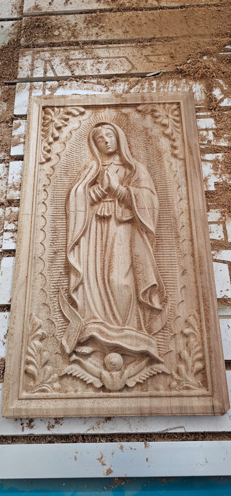 Virgen de Guadalupe tallada en relieve 3D en madera