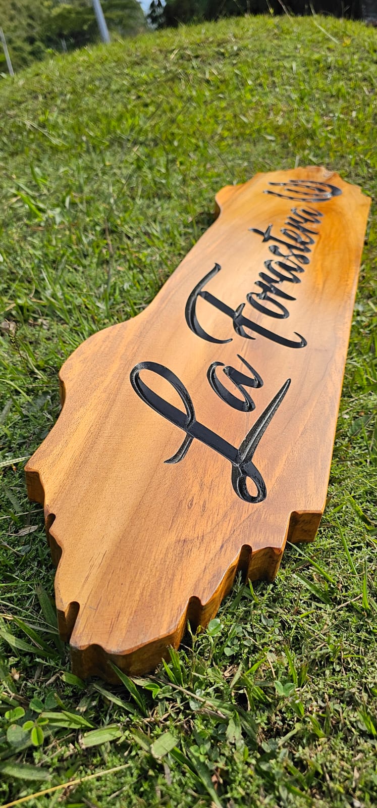 Letrero La Forastera en madera rústica forma irregular