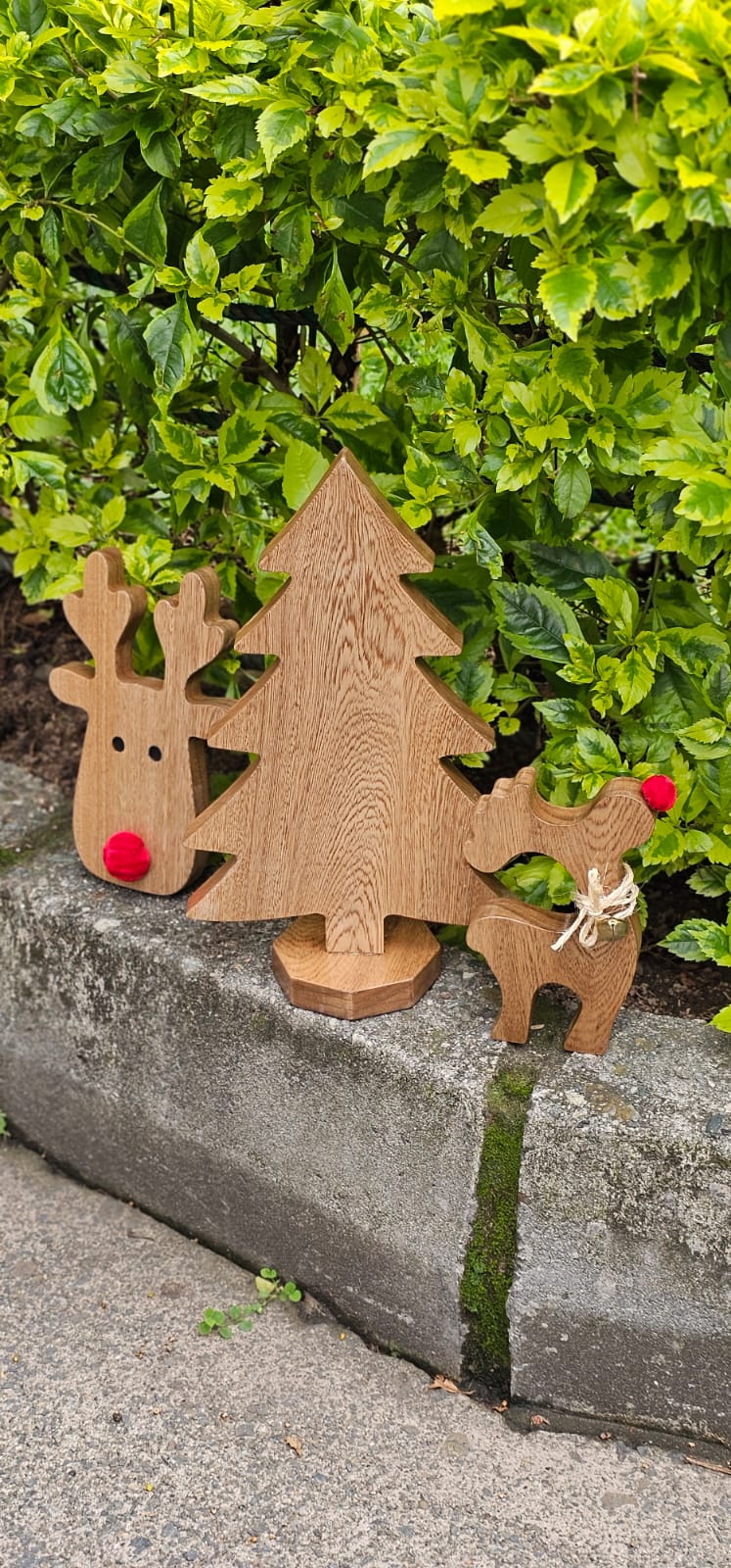 Set navideño árbol y renos tallados en madera