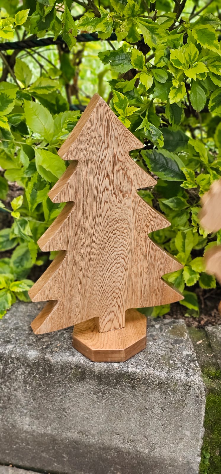 Árbol navideño decorativo cortado en madera