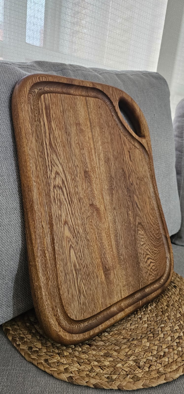 Tabla de picar premium oscura con canal