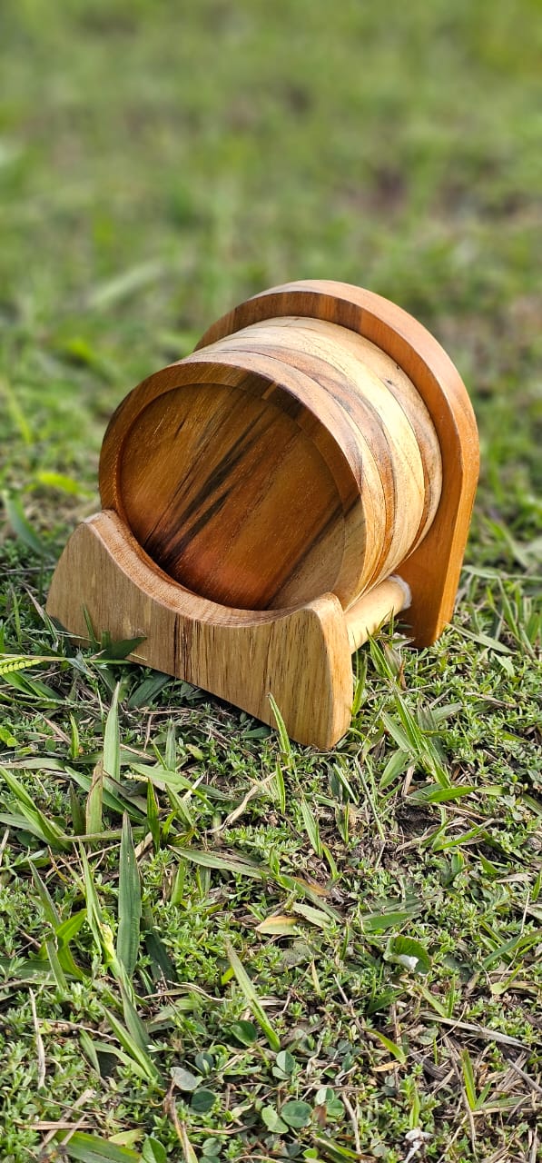 Portavasos circulares esparcidos en madera
