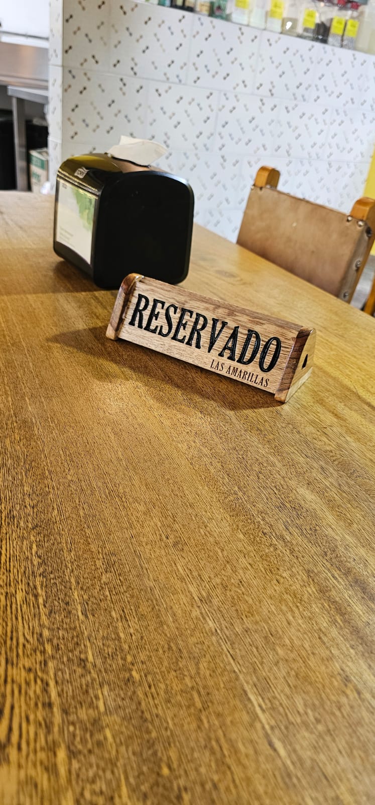 Señal de reservado Las Amarillas sobre mesa de restaurante