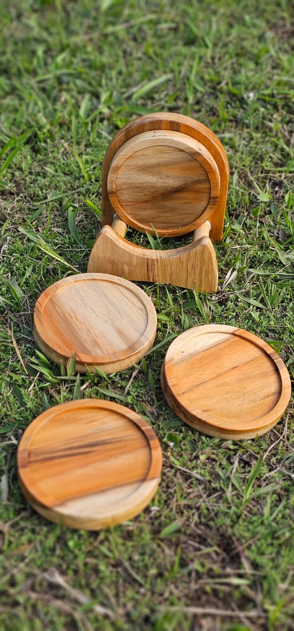 Set de portavasos circulares con soporte sobre el pasto