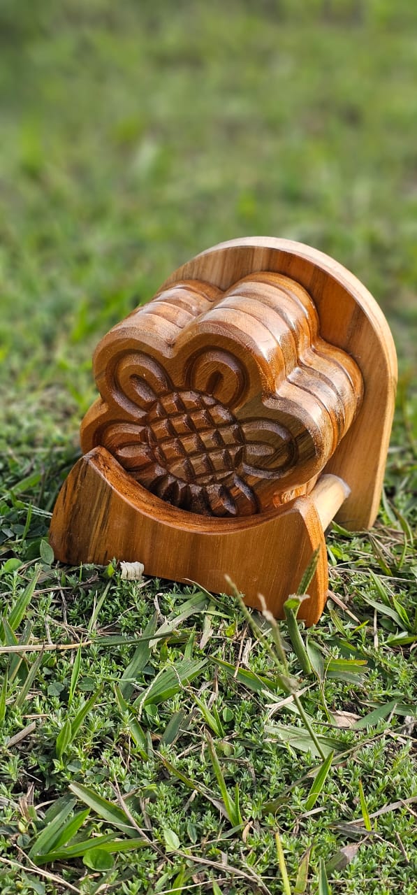 Portavasos con figura de búho tallado en madera