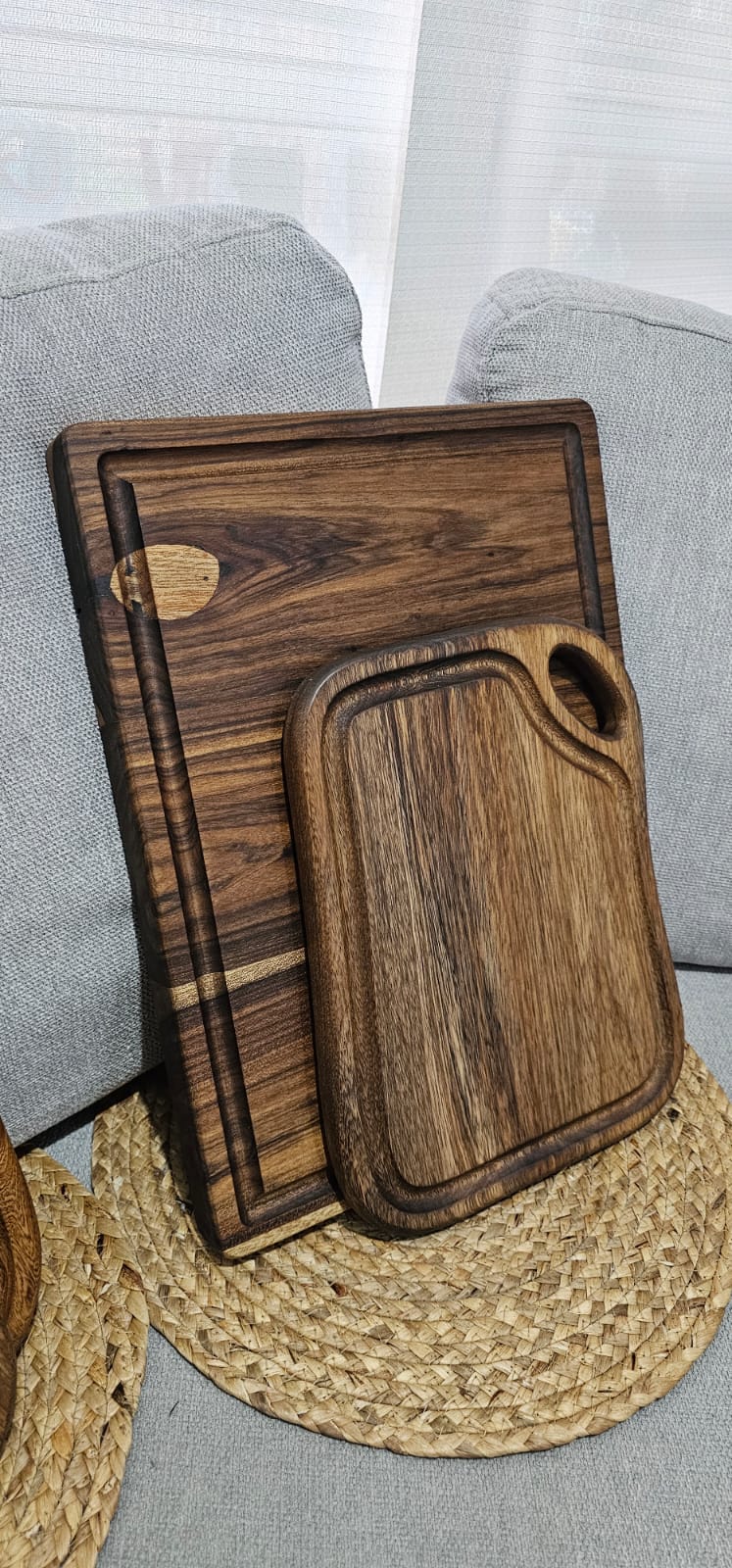 Dos tablas en tono claro y oscuro