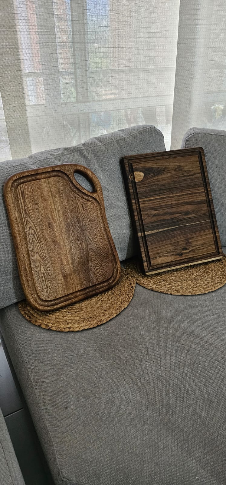 Dos tablas individuales de madera