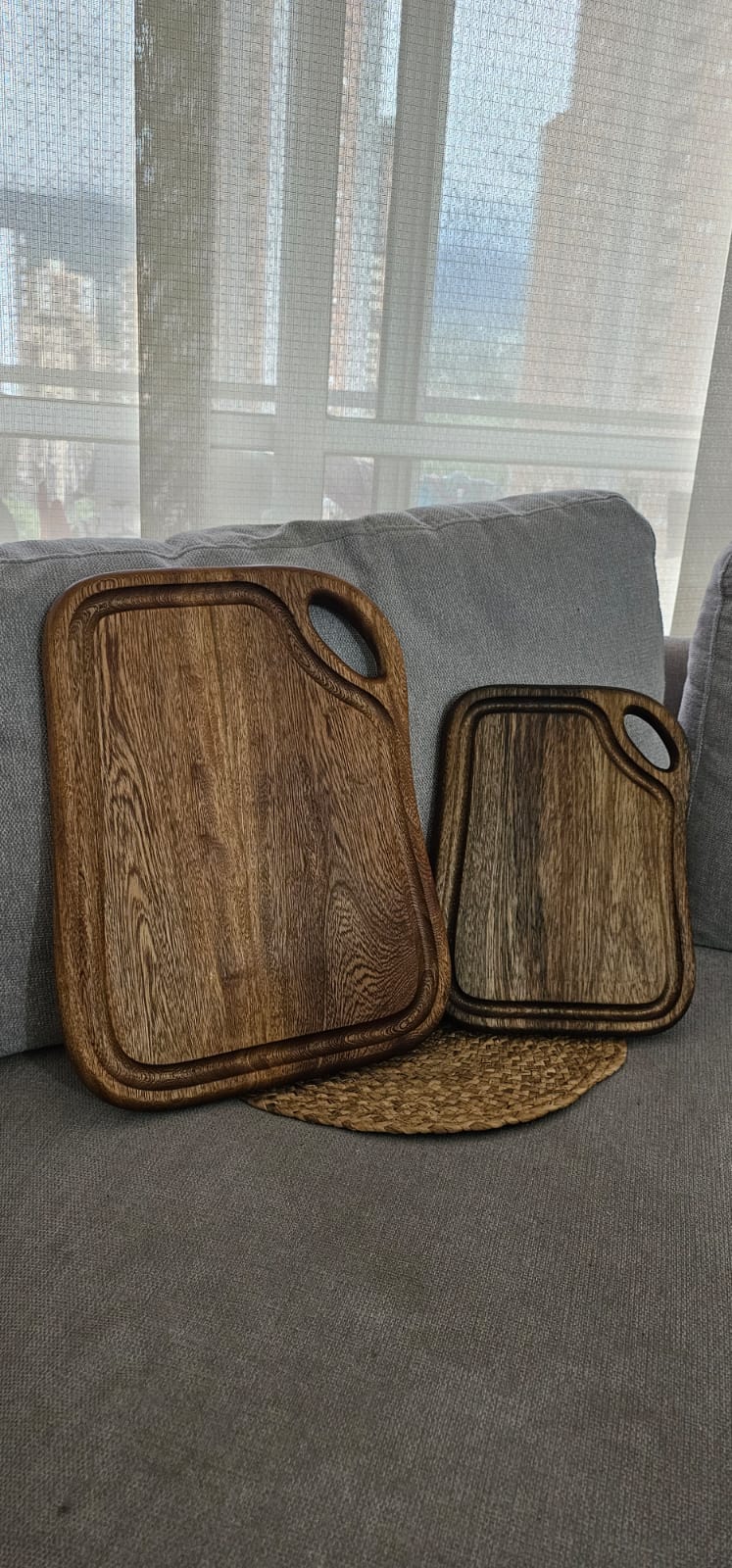 Dos tablas de formato grande en madera
