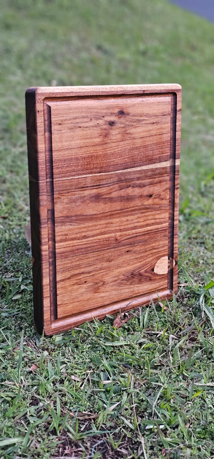 Tabla de madera natural vista lateral