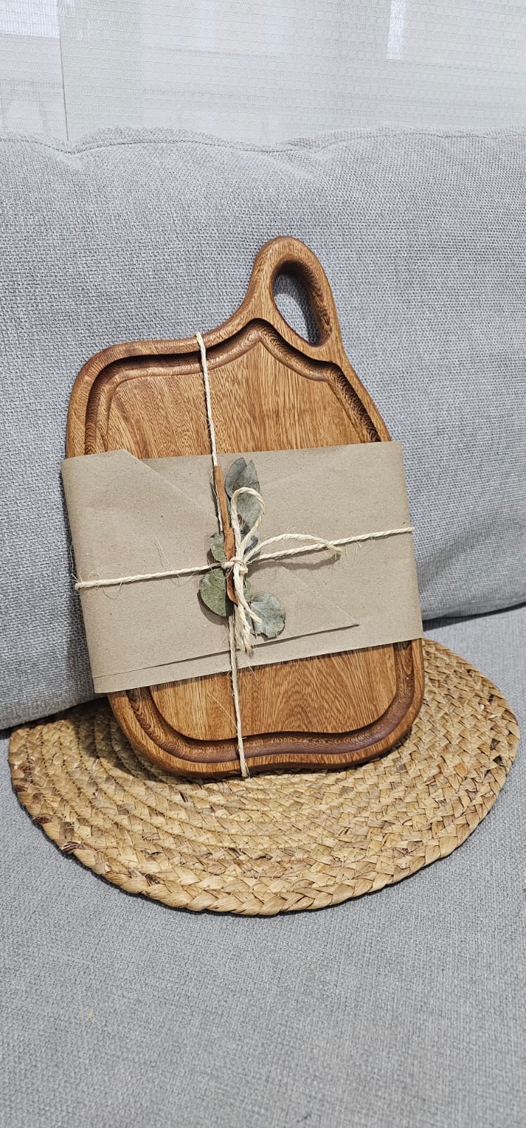 Tabla de picar con empaque kraft para regalo