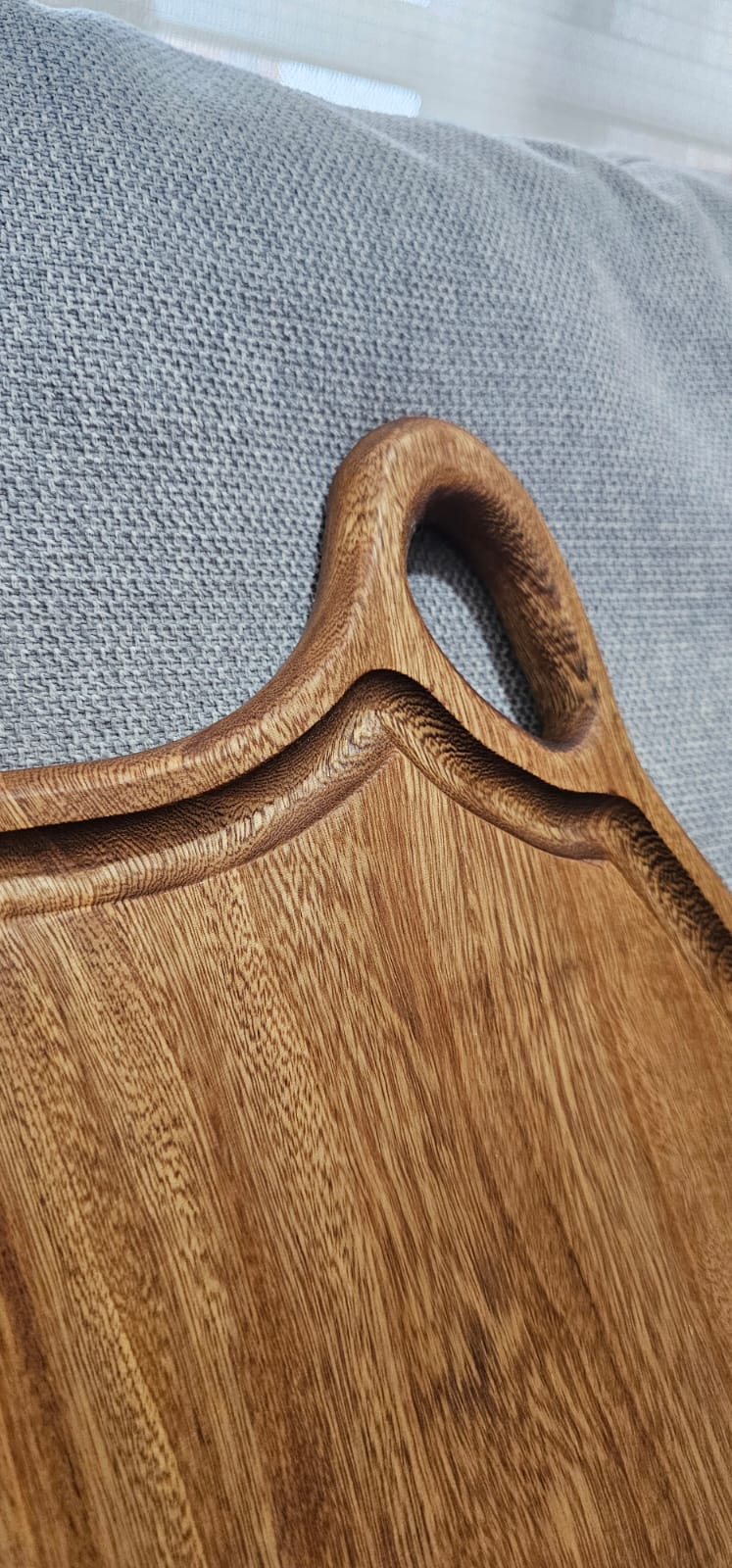 Detalle del mango tallado de tabla de madera