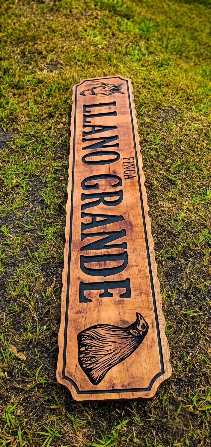 Letrero de finca en madera con caballo y gallo tallados en relieve