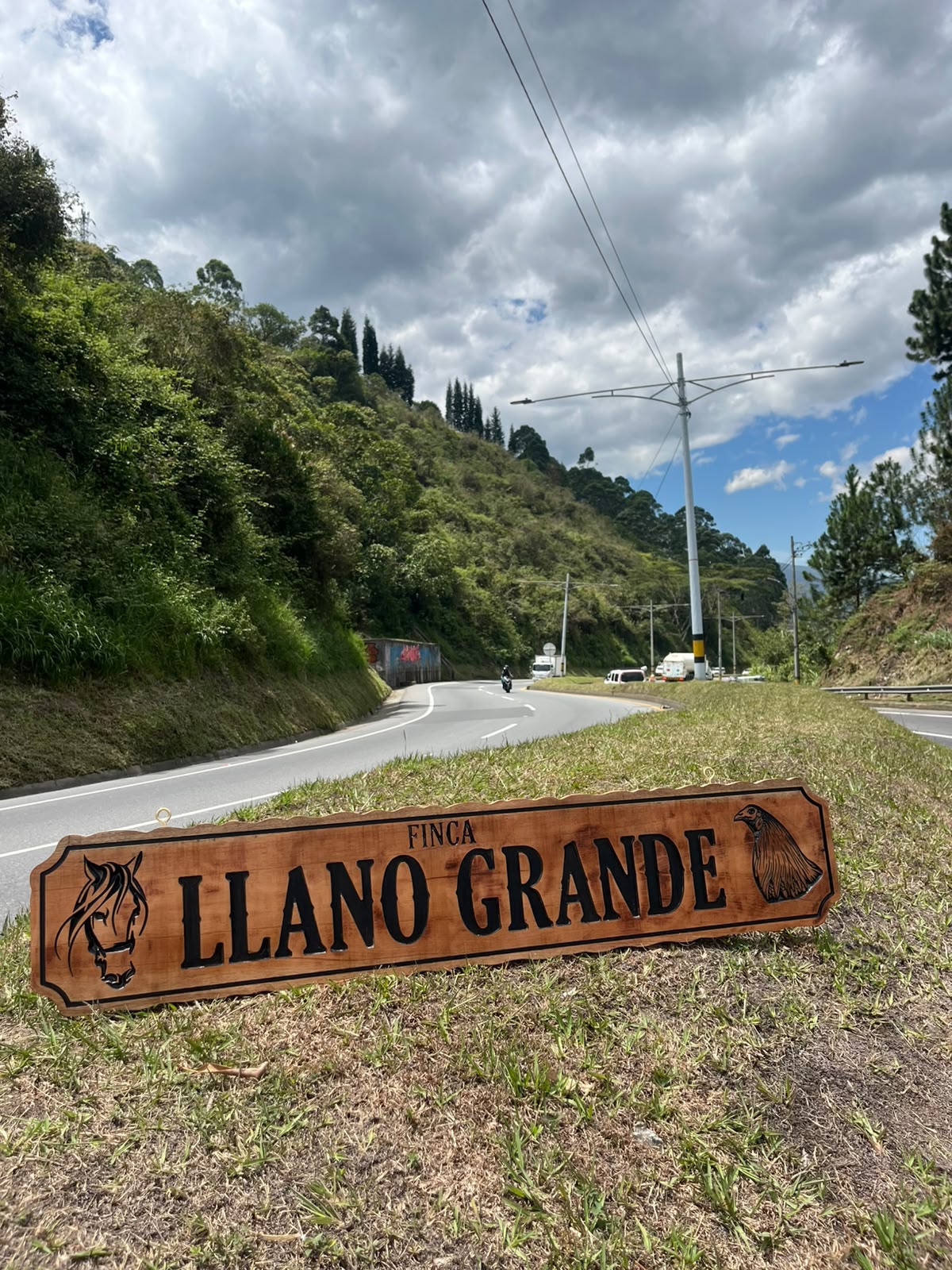 Letrero Finca Llano Grande en madera instalado a la entrada de la finca