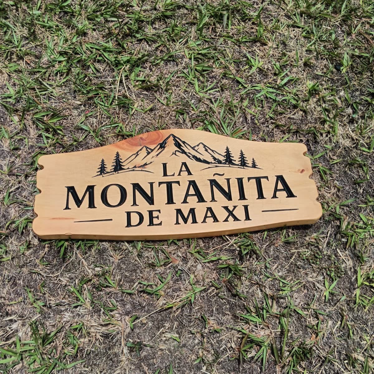 Letrero La Montañita de Maxi en madera con montañas y pinos tallados en relieve