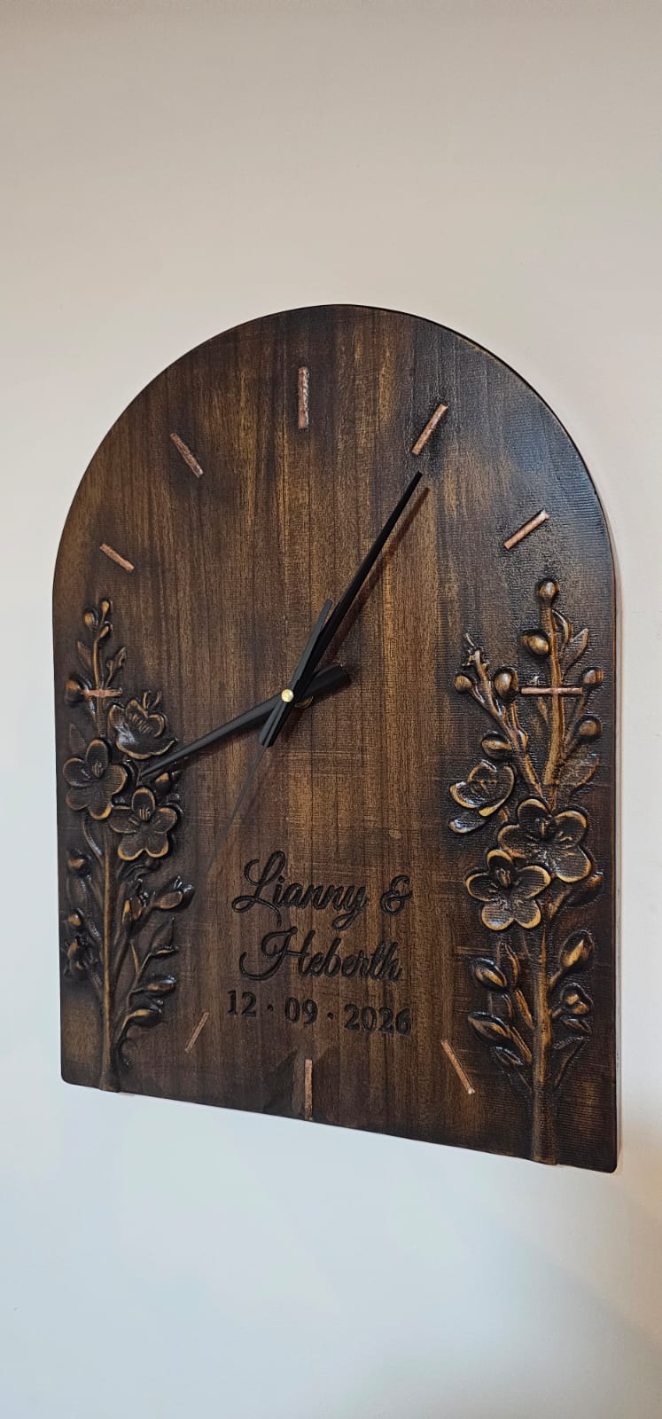 Reloj de pared en madera con flores talladas en relieve y acabado envejecido