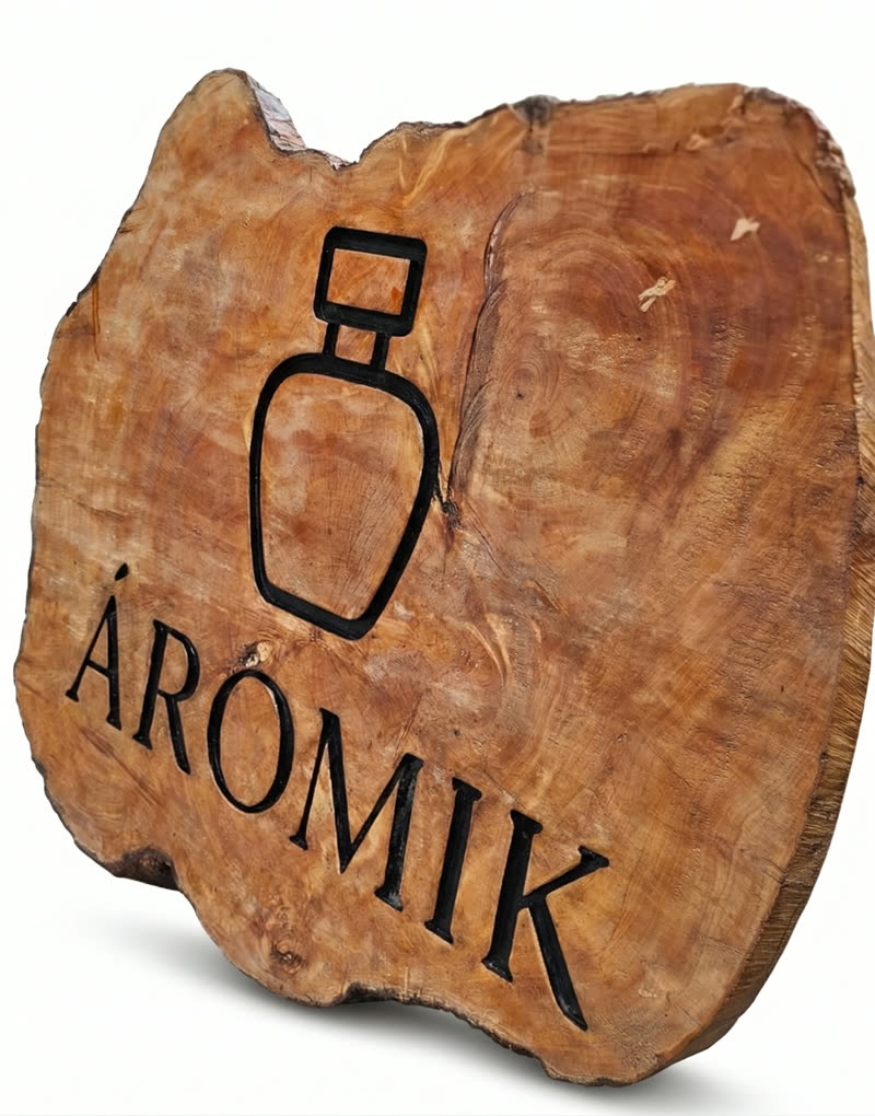 Letrero comercial grabado en madera rustica para marca Aromik Medellin